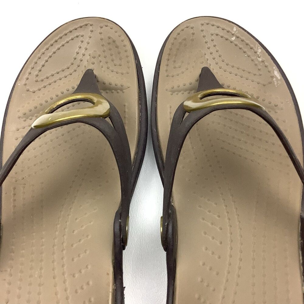 Crocs Sanrah Brown Gold Circle Accent Flip Flop Thong Sandals Women 9 Low Wedge - Picture 13 of 14